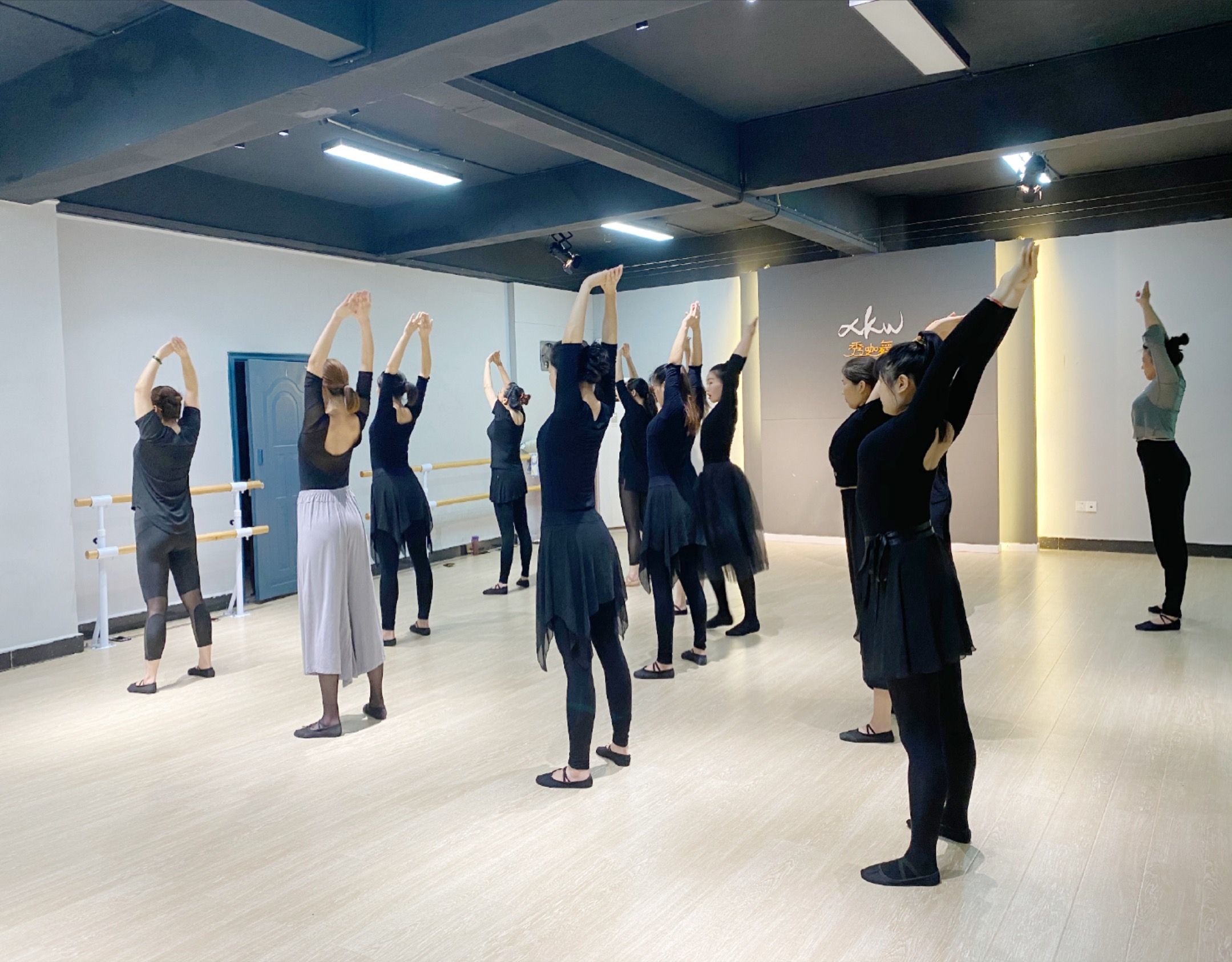 舞动新章，艺启华彩——热烈祝贺武定县茚玛舞蹈艺术培训学校逸景华都旗舰校重装升级